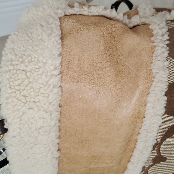 π₯³πHOST PICK!ππ₯³ π COACH Signature Fur-Trimmed Handbag π - Picture 16 of 16